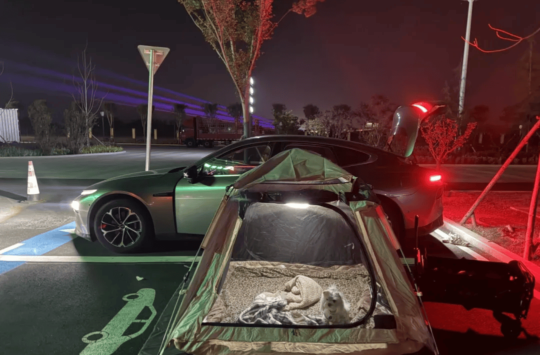 期间年轻人旅行掀起“帐篷过夜”热潮冰球突破技巧不住酒店住帐篷！国庆(图2)